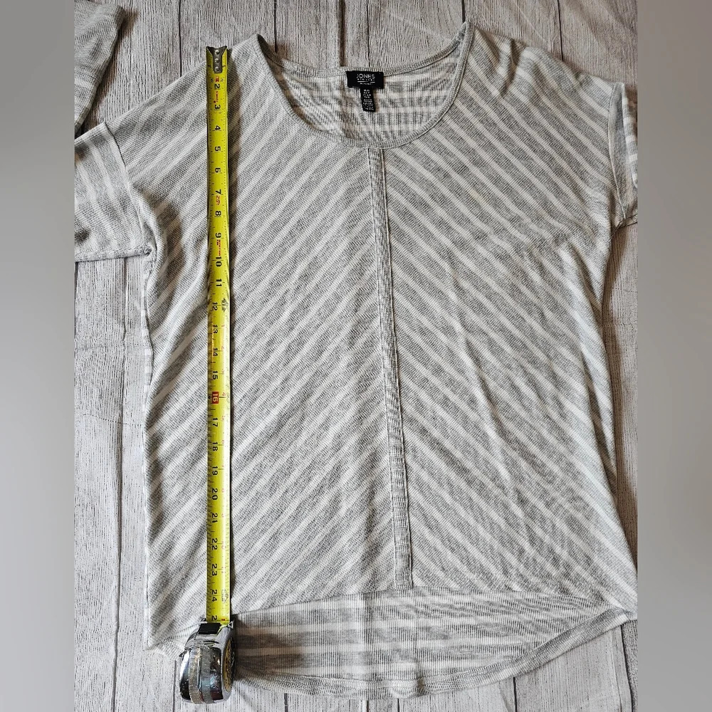 Jones New York •Size Medium• Gray White Striped Lightweight Top Drop Shoulder - Picture 7 of 8